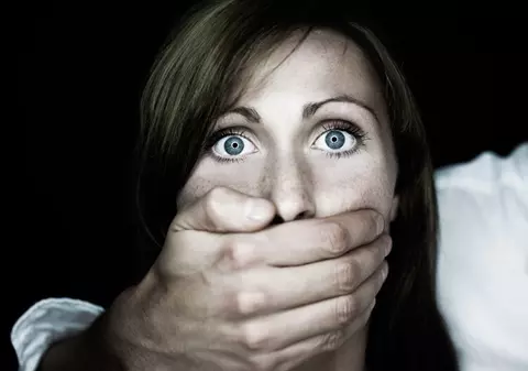 A agresat sexual trei femei pe stradă, într-o singură noapte, şi a fost condamnat cu suspendare. ”Am vrut să o fac geloasă pe prietena mea”, i-a spus atacatorul judecătoarei