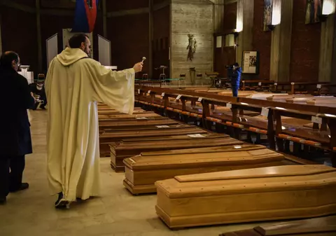 Coșmarul COVID, descris de un preot italian, care a avut biserica plină de sicrie: „Rana se va vindeca, doar că încet”