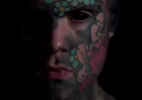 VIDEO | Un francez spune că tatuajele l-au costat slujba la grădiniță. Părinții au reclamat că acesta le sperie copilul﻿