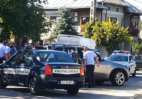 Reglare de conturi în Târgu Jiu. O familie care nu a plătit la timp banii luaţi cu camătă, ameninţată cu săbii şi cuţite