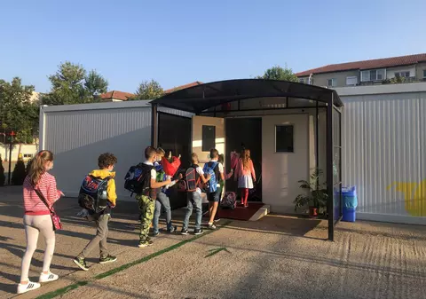 Început de an școlar în containere, la Timișoara. Învățătoare către elevi: “Dacă nu mai am voie să vă îmbrățișez, nu înseamnă că nu vă mai iubesc”