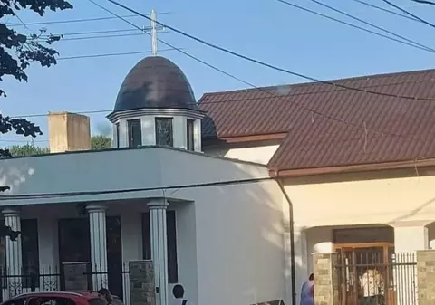 Într-o localitate din Tulcea, elevii învață în capela mortuară. Şcoala şi liceul sunt în reabilitare. Reacţia primarului