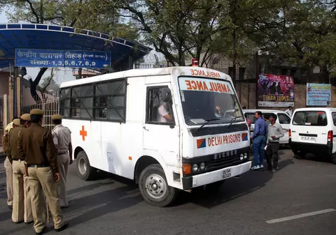 Caz șocant în India. Un bărbat, tatăl a cinci fete, i-a tăiat burta soției pentru a afla dacă al șaselea copil este băiat