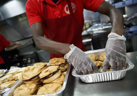 Biscuiții, băuturile răcoritoare sau burgerii ne fac să îmbătrânim mai repede