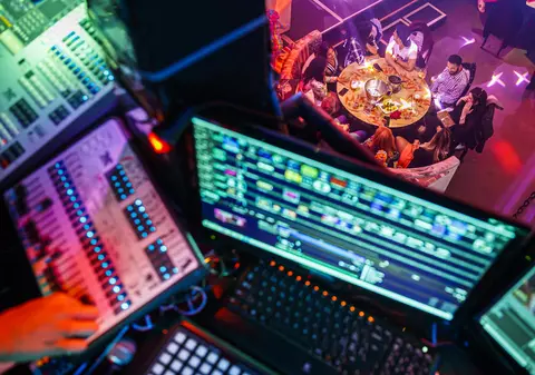 Misiune imposibilă în Canada, pentru a stabili contacții unui angajat al unui club de striptease. Mulți clienți și-au dat date false!