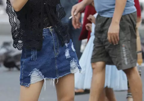 O tânără din Franța a fost bătută pe stradă pentru că purta fustă