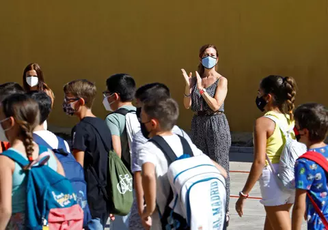 Peste 50 de școli din Spania raportează un număr mare de cazuri de Covid-19, la numai o săptămână de la reluarea cursurilor