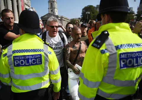 Amenzi de până la 10.000 de lire pentru persoanele care nu respectă carantina în Marea Britanie