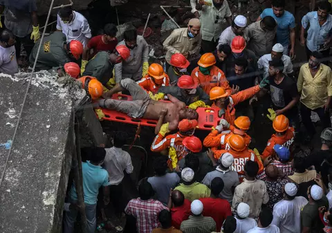 Zece morţi în urma prăbuşirii unei clădiri de lângă Mumbai. Alte 25 de persoane, prinse sub dărâmături