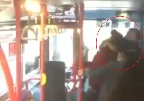 VIDEO | Scene de groază într-un autobuz: Un bărbat lovește o fată în față pentru că nu purta mască