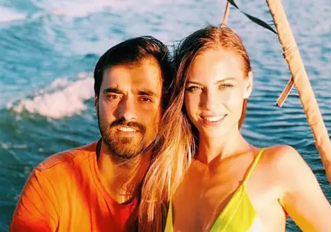 Liviu Teodorescu și-a cerut iubita în căsătorie, după 10 ani de relație. Totul a fost filmat și făcut public. “Te iubesc azi și mai mult”