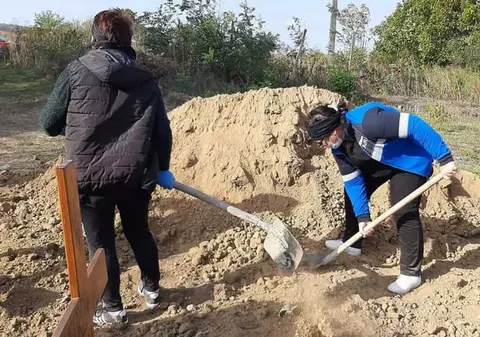 VIDEO. O femeie moartă de COVID-19 a fost îngropată de fiice. Poliția a deschis dosar penal pentru încălcarea măsurilor de siguranță