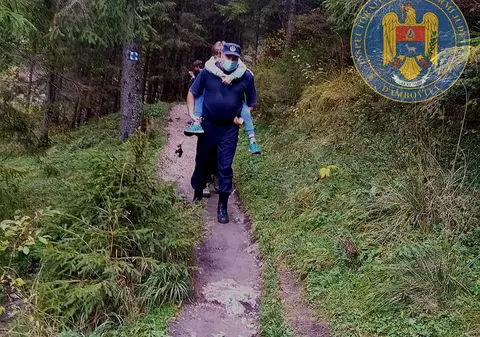 Un copil de nouă ani, accidentat în Munţii Bucegi, cărat în spate de jandarmi un kilometru.  Care este starea băiatului