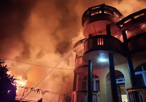 Un adolescent de 14 ani a murit după ce o casă din București a fost cuprinsă de flăcări