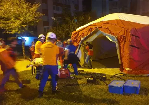 Noapte de coșmar în vestul Turciei, după cutremur. Româncă: ”În oraș se montează corturi, oamenilor le e frică să doarmă în casele lor”