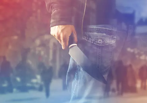 Scene de groază pe străzile Botoșaniului. Un soț și-a urmărit soția înarmat cu un cuțit și a rănit mai multe persoane