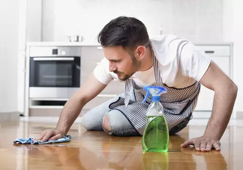 Un bărbat, despre discriminarea femeilor: “Fiul meu trebuie să mă vadă făcând munci casnice, să vadă cum e atunci când tata are această apăsare mentală”