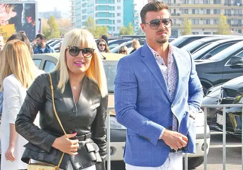 VIDEO | Elena Udrea și-a filmat iubitul cum sparge lemne în fața vilei din Corbeanca. “Ca la țară, da?”