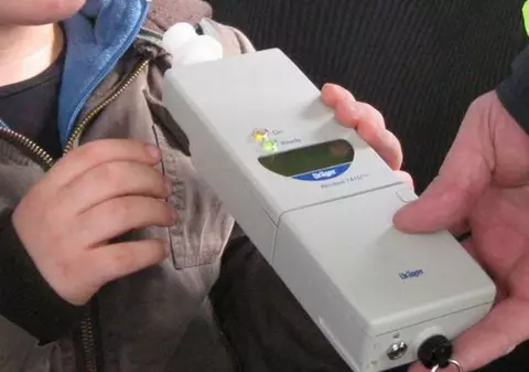 Un șofer din Galați, prins beat la volan, a adormit în timp ce era testat de polițiști