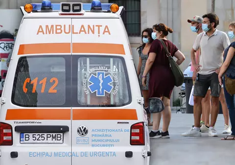 Maxi taxi COVID. Pacienți pozitivi, transportaţi şi câte 8 în ambulanţă la spital, deși încărcătura virală e importantă în agresivitatea pe care o capătă boala