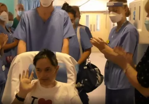 Un britanic a murit din cauza efectelor COVID-19 la două luni după ce a fost externat din spital. Bărbatul avea doar 47 de ani