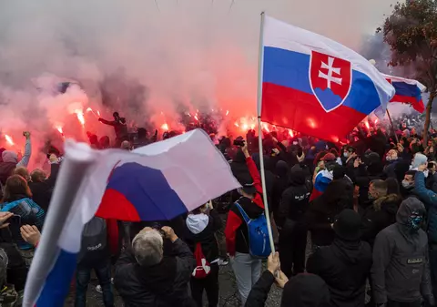 Furie în Bratislava, frustrare în Manchester, obstacole legale în Berlin: unii europeni se ridică împotriva noului val de restricții COVID