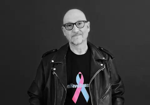 Un bărbat supraviețuitor de 10 ani de cancer își spune povestea: ”Habar n-aveam că bărbații ar putea face cancer de sân. Mi-a fost rușine și l-am numit cancer de piept”