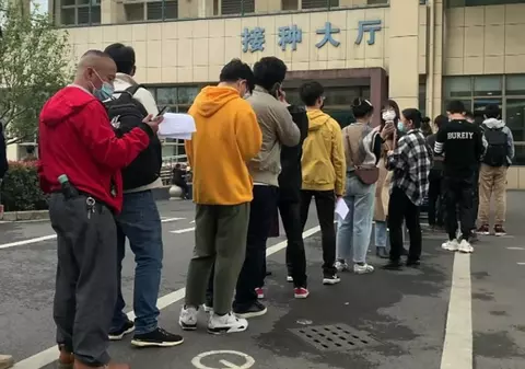 Sute de persoane au stat la coadă într-un oraș din China pentru a primi un vaccin experimental anti-COVID