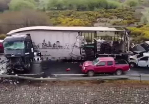 VIDEO | Accident grav  în Chile. Zeci de mașini s-au ciocnit, iar cel puțin doi oameni au murit