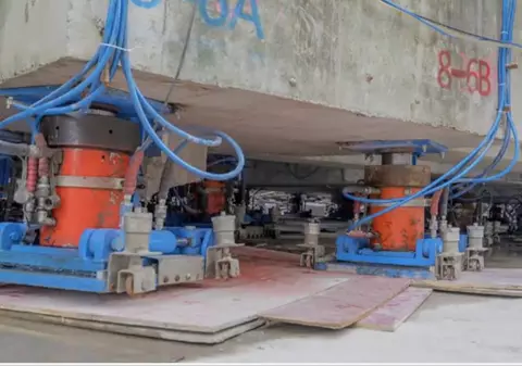 VIDEO. Chinezii au mutat o clădire istorică de 7.600 de tone montându-i 200 de ”picioare” robotice. S-a deplasat precum oamenii