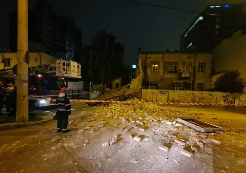 VIDEO | O clădire monument istoric s-a prăbușit în centrul Capitalei. Casa, din secolul al XIX-lea, nu figura cu risc seismic