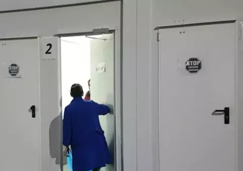 Pacienții care așteaptă rezultatele testului de COVID-19 la Spitalul de Urgențe din Iași stau și până la 24 de ore în containere încălzite