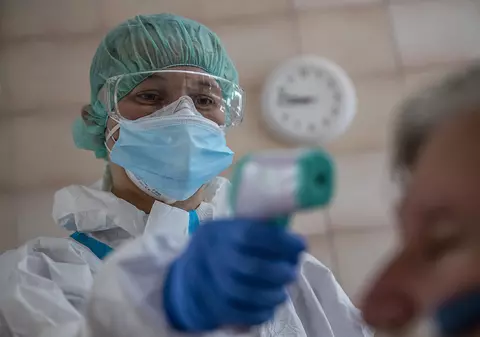 Ai un bolnav de COVID în casă? Noul studiu CDC arată cât de mare e riscul să iei virusul