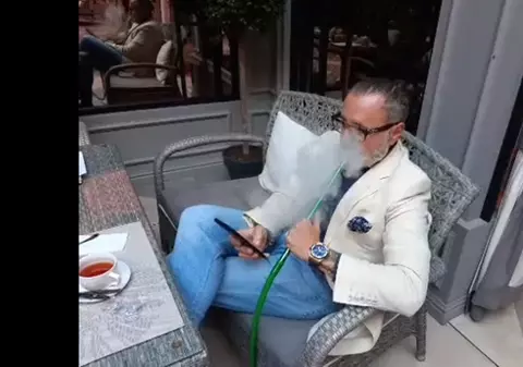 VIDEO | Dat în urmărire în România, fostul deputat PSD Cristian Rizea a fost filmat când se relaxa într-un local de lux din Chișinău. „Vă caută poliția”