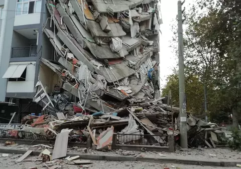 VIDEO | 115 morți și 1.035 de răniți după cutremurul din Turcia și Grecia. Bilanțul continuă să crească