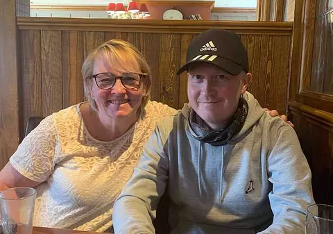 Un celebru youtuber din Marea Britanie a murit de cancer fiindcă nu a primit tratamentul la timp, din cauza carantinei impuse de autorități