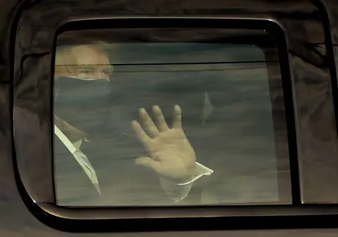 Trump, criticat după ce a ieșit cu mașina în fața spitalului: ”Și-a pus agenții de securitate în pericol pentru un teatru politic. Asta e nebunie”