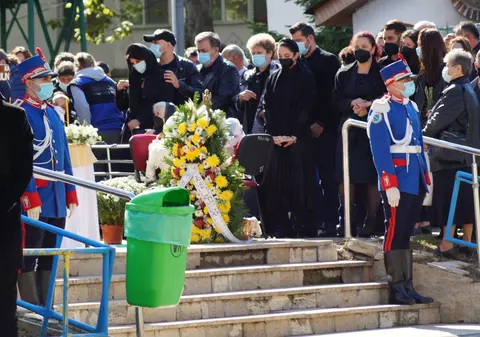 Sute de persoane au participat la înmormântarea fostului primar din Călăraşi Daniel Drăgulin, răpus de COVID-19