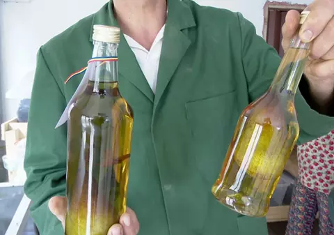 Palinca cu pară în sticlă. Un buzoian a explicat secretul introducerii fructului