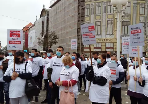 FOTO | Protest la Timișoara, faţă de închiderea restaurantelor: „Trebuie să trăim cu acest virus și să câștigăm războiul supraviețuirii! ”