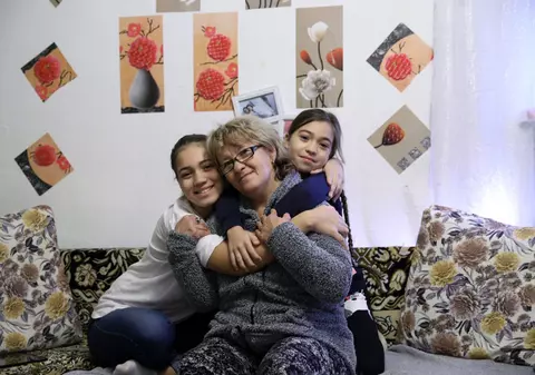 Școala în pandemie văzută de cei nebăgați în seamă: O femeie de serviciu de la o școală din Rahova își crește singură nepoatele