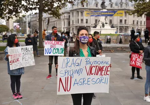 Protest în București pentru siguranța femeilor și în pandemie: “Am stat bătută și chinuită. Nu vreau ca fata mea să creadă că așa e normal”