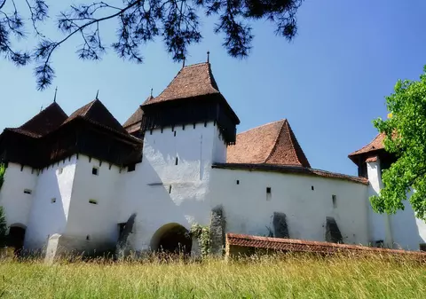 Anunţ amuzant de angajare în Viscri: “Nu e totul chiar ca-n pozele de pe Instagram, dar noi n-am pleca de-aici nicăieri”