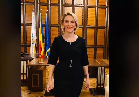 Gabriela Firea se pozează în biroul câștigat la alegeri de Nicușor Dan. “Sunt încă aici. Tot ca oțelul. Și-mi place”
