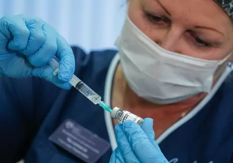 Rusia anunţă că vaccinul Sputnik V împotriva COVID-19 are o eficienţă de 95%
