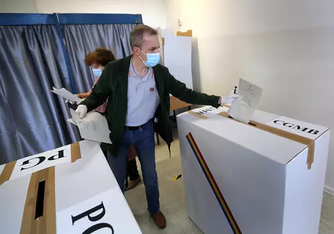 Votul este egal şi nimănui nu trebuie să-i fie imputat dreptul de a fi de dreapta sau de stânga, conservator sau progresist