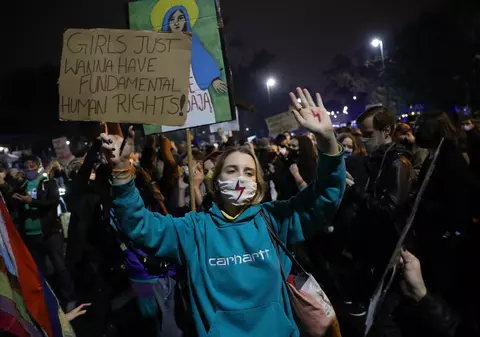 Cum s-a ajuns la interzicerea aproape totală a avorturilor în Polonia. Explică o jurnalistă româncă din Varșovia: „O femeie e obligată să ducă până la capăt o sarcină cu malformații”