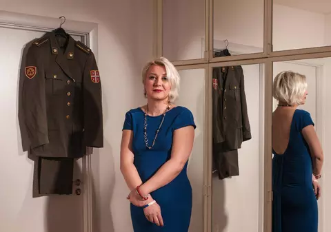 Povestea generalului din armata sârbă prins pe stradă în haine de damă, care și-a asumat și a făcut tranziția de la bărbat la femeie