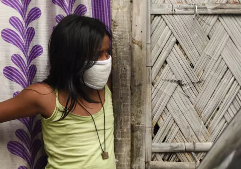 O fată de 16 ani din India și-a omorât tatăl în bătaie, după ce l-a surprins că o bătea pe mama ei