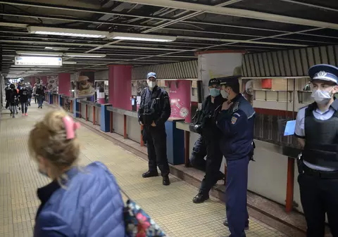 Poliția anunță controale în autobuze, metrou, piețe și mall-urile din Capitală, după creșterea numărului de infectări cu coronavirus